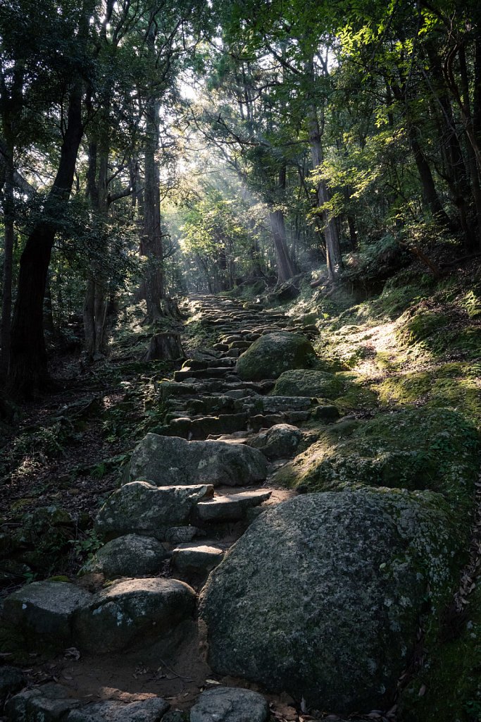 Sunbeams on the rough steps up to Gotobiki Iwa